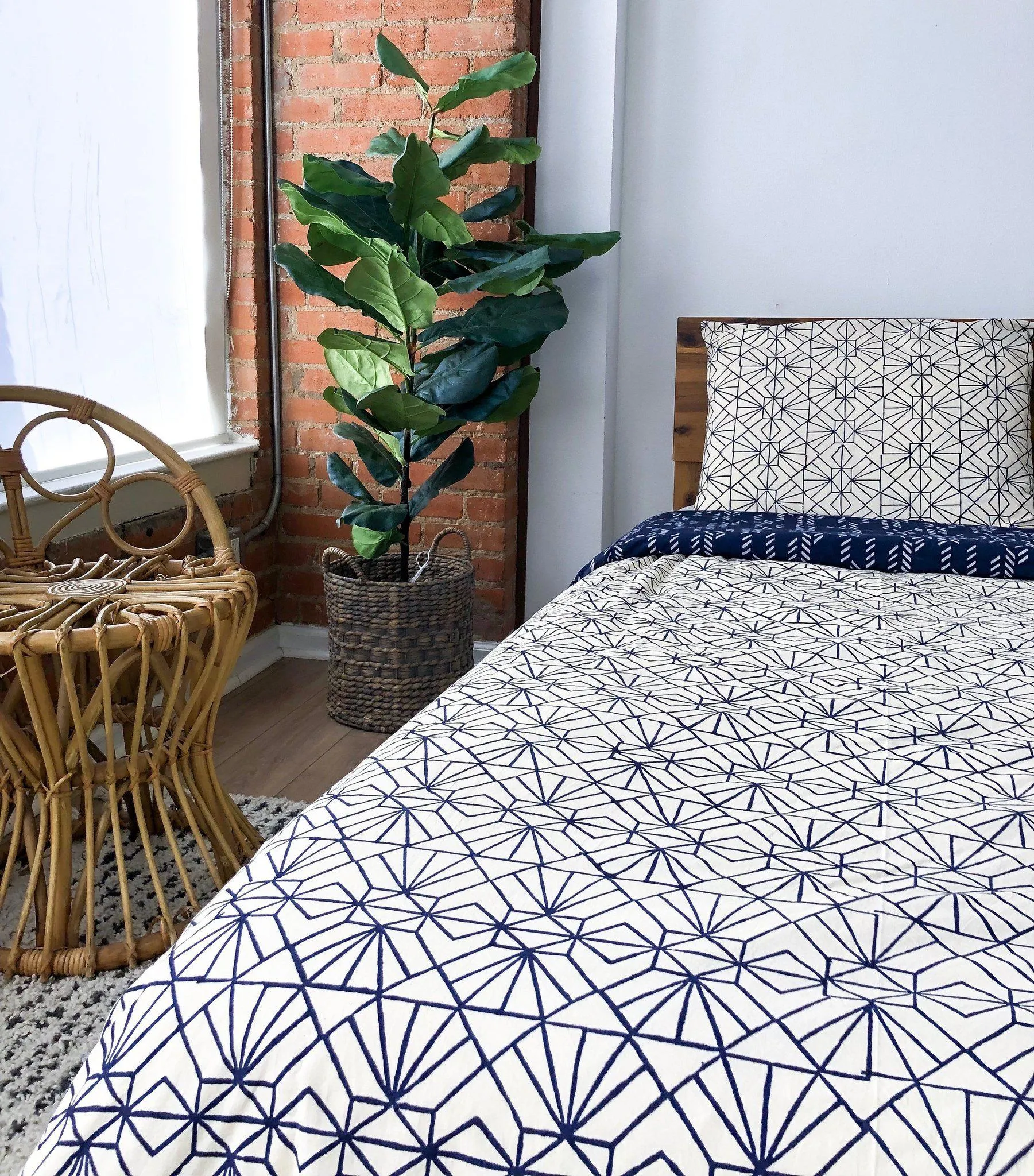 Symbology Organic Cotton Reversible Duvet Cover in Stylized Feather/Art Deco Navy   Cream