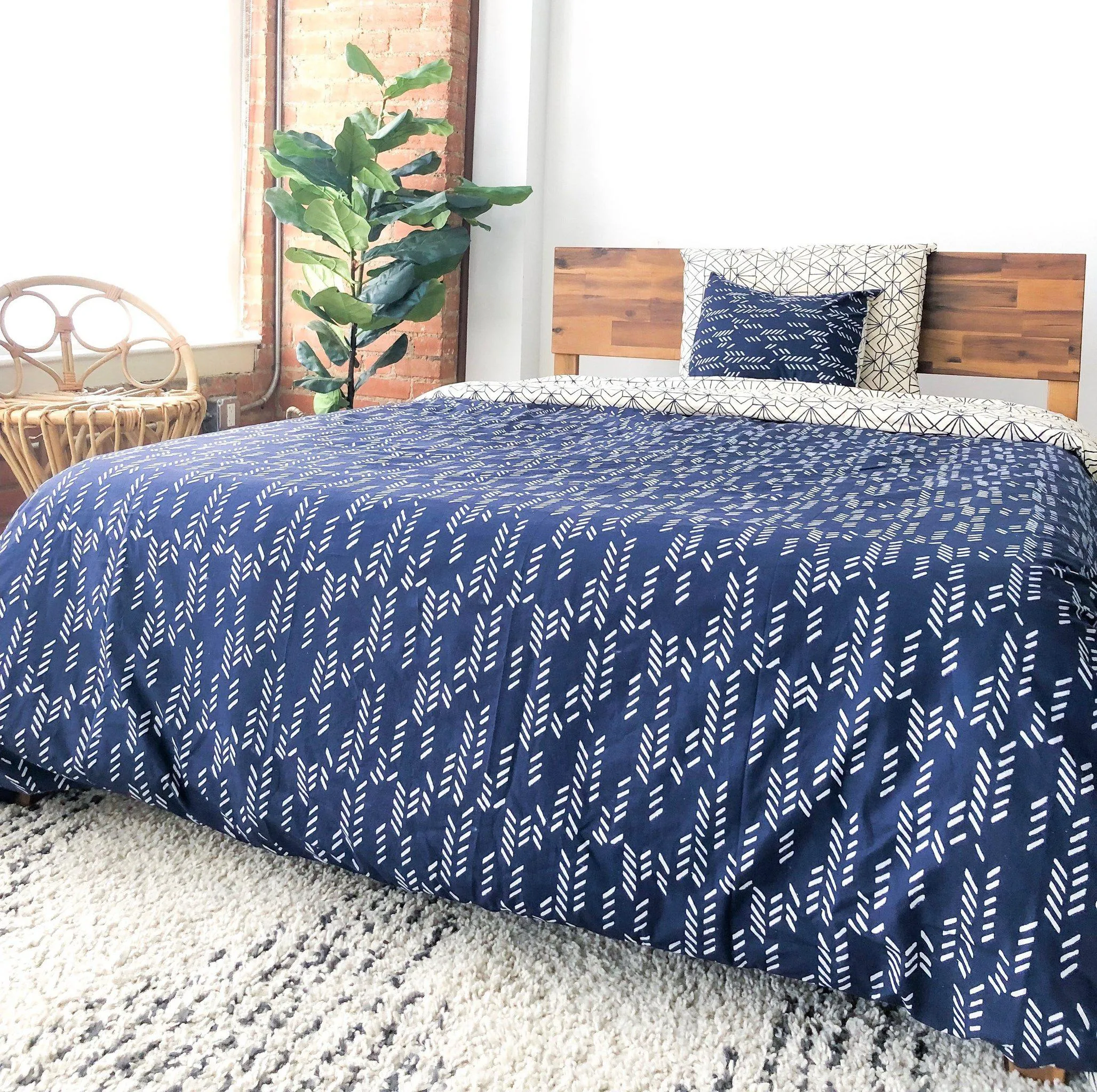 Symbology Organic Cotton Reversible Duvet Cover in Stylized Feather/Art Deco Navy   Cream