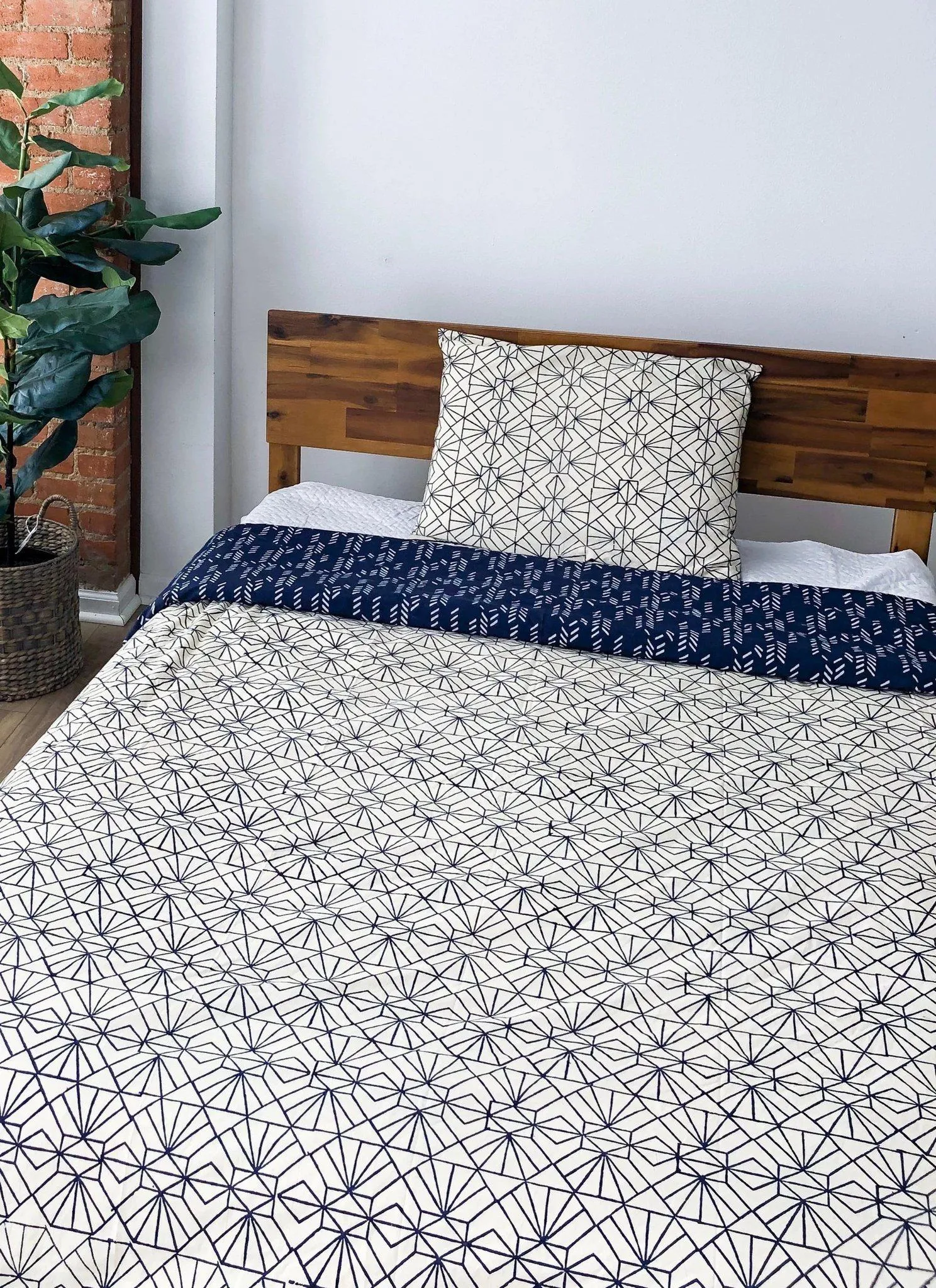 Symbology Organic Cotton Reversible Duvet Cover in Stylized Feather/Art Deco Navy   Cream