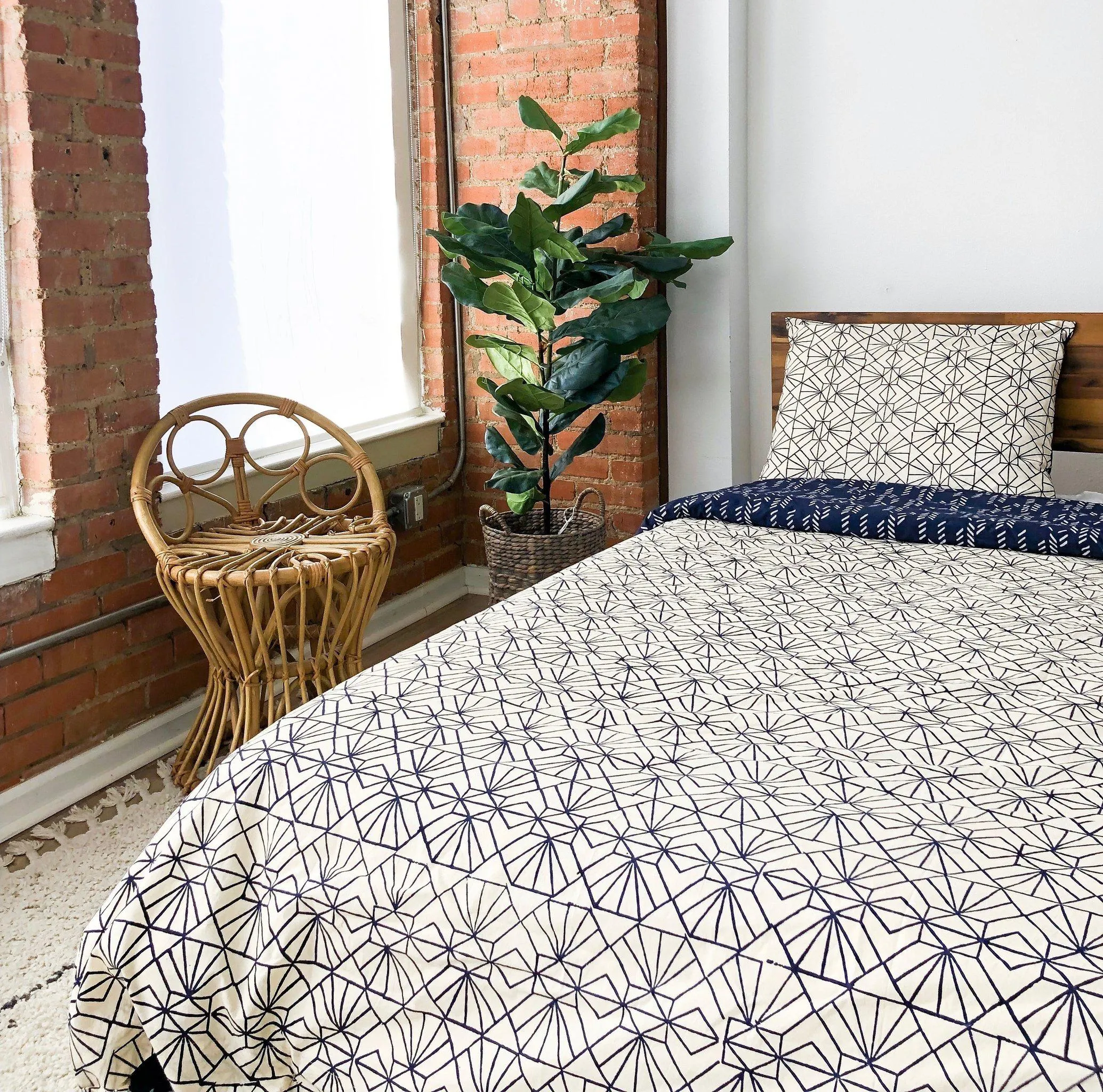 Symbology Organic Cotton Reversible Duvet Cover in Stylized Feather/Art Deco Navy   Cream